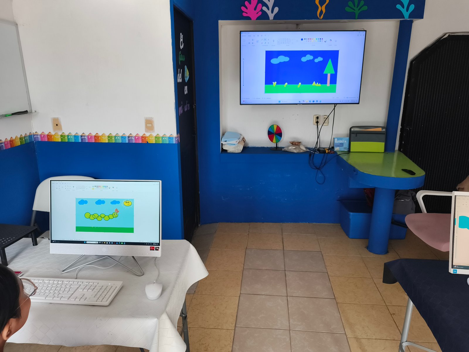 Alumnos aprendiendo computación en Eli Data MX