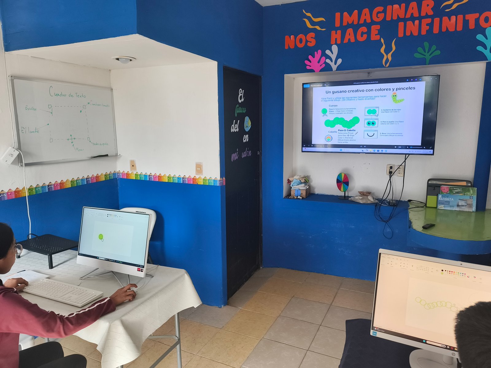 Niños desarrollando habilidades digitales